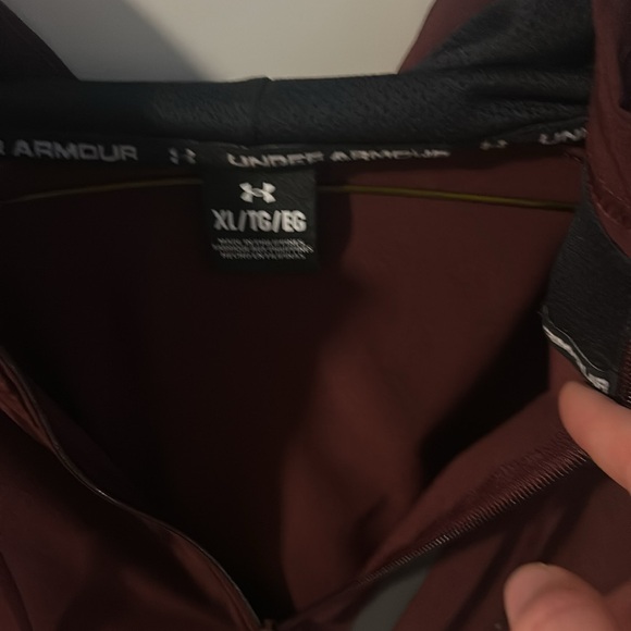 Burgundy under armour rain wind jacket - Picture 2 of 3